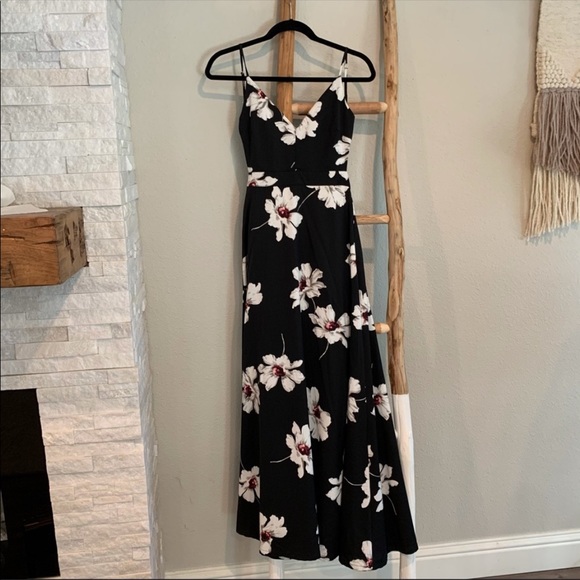 Vici Dresses & Skirts - Gorgeous floral vici maxi dress